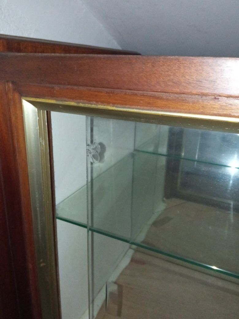 Aparador de sala com vitrine
