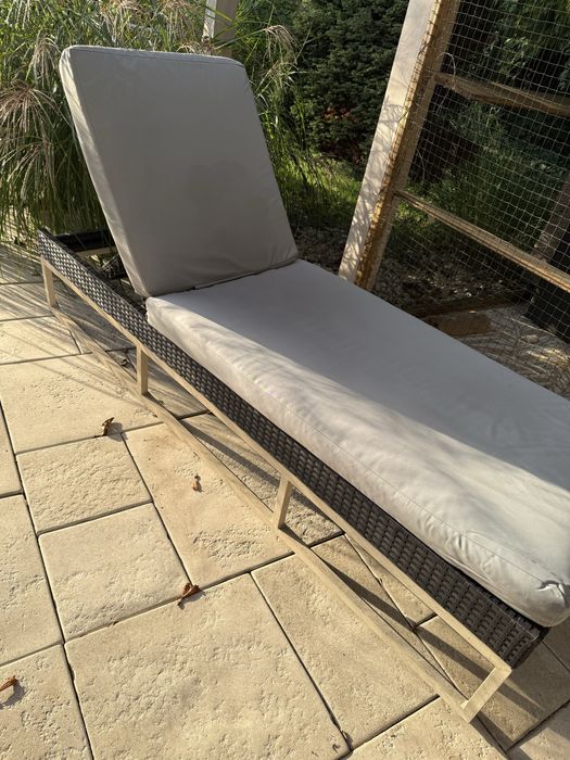 Zestaw stol krzesla i lezak technorattan na taras balkon
