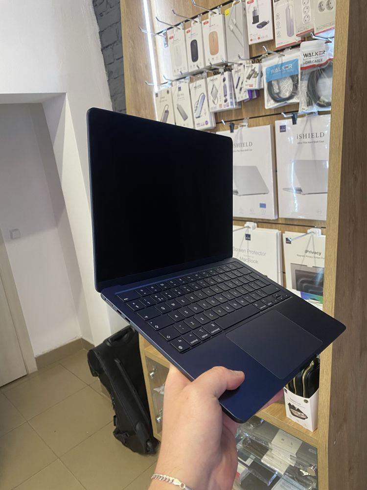 Ноутбук MacBook Air 13"M3 16/256GB/8CPU/8GPU Midnight (MC8K4) 2024