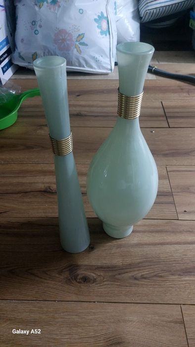 Duas jarras de cor branca decorativas