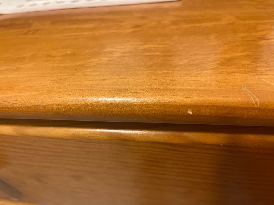 Cómoda castanha de madeira