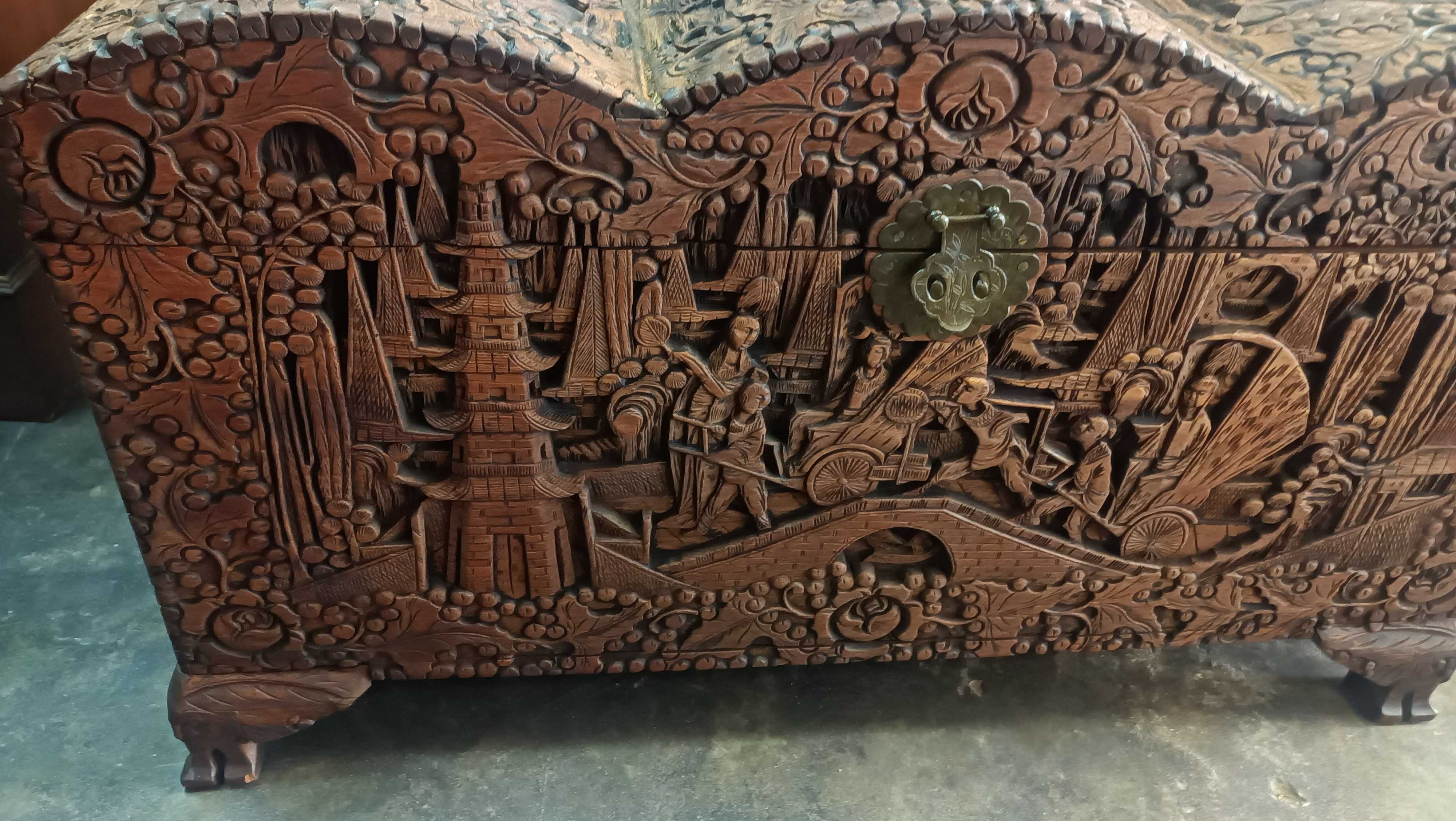 Arca  ( baú) Oriental em Canfora