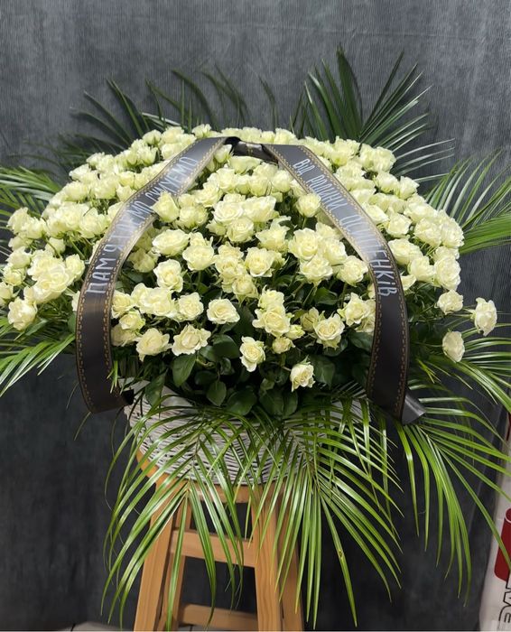 Ритуальнні,похоронні вінки та корзини з живих квітів.