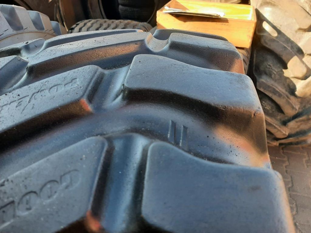 2x Opona używana przemysłowa 405/70R20 GOODYEAR 1000zł(szt.) W4322