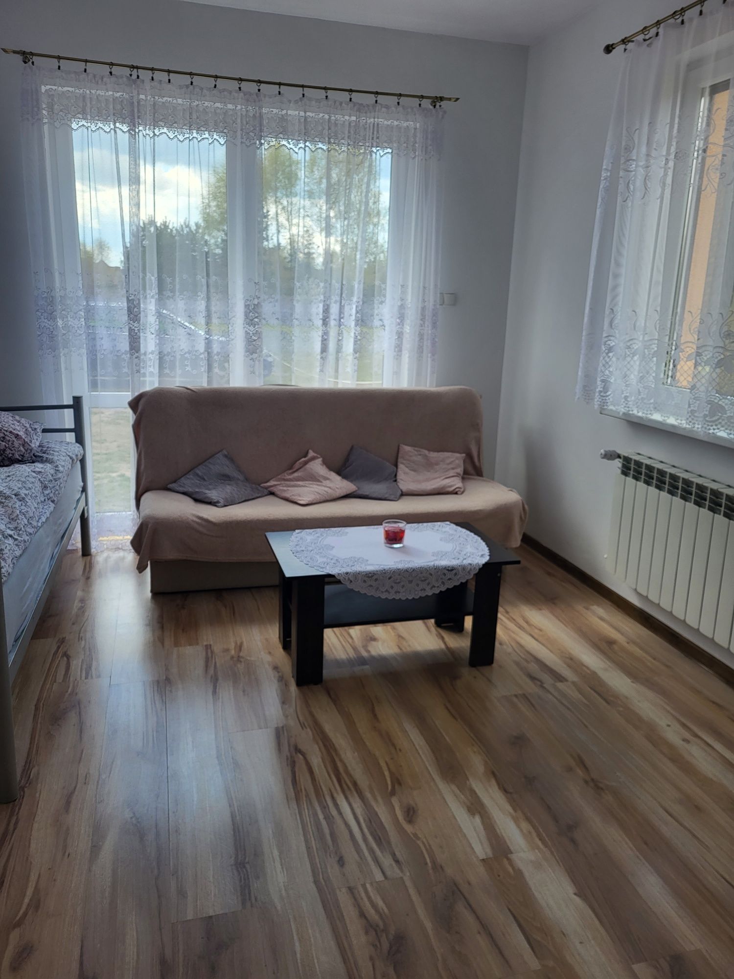 Pokoje  pod  dębem  dla  gości  I pracownikow