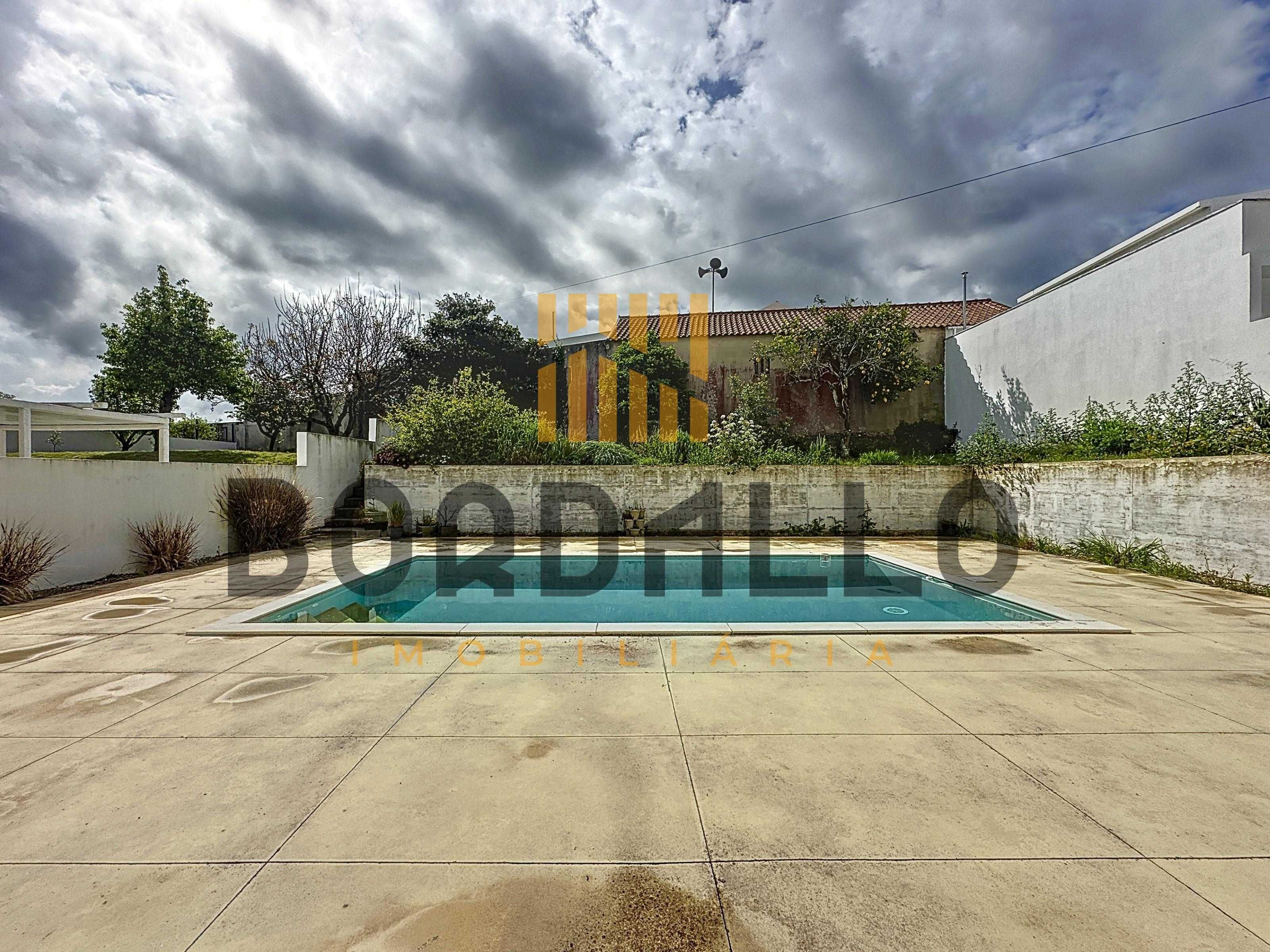 Moradia T4 - com piscina