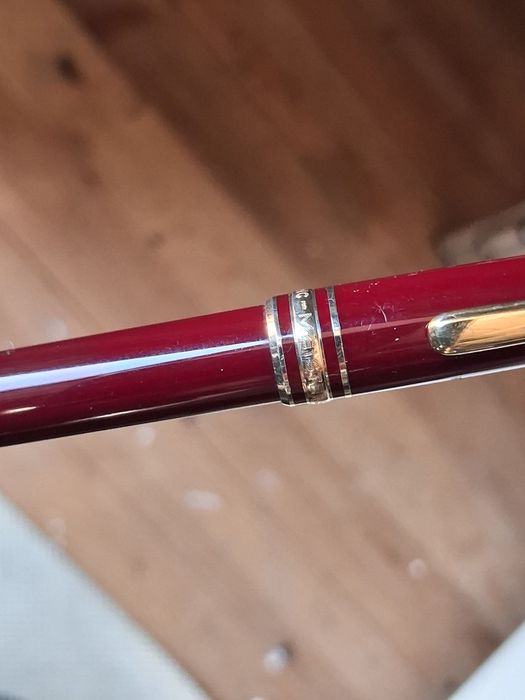 Caneta Montblanc Classic burgundy e ouro