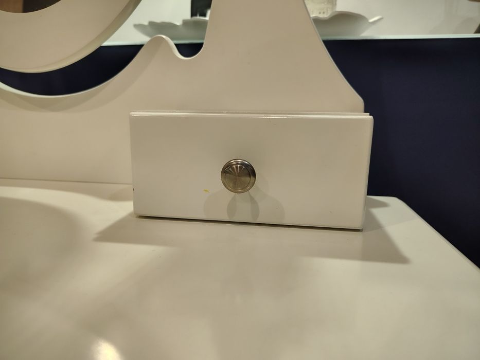 Toaletka kosmetyczna biała z lustrem + TABORET