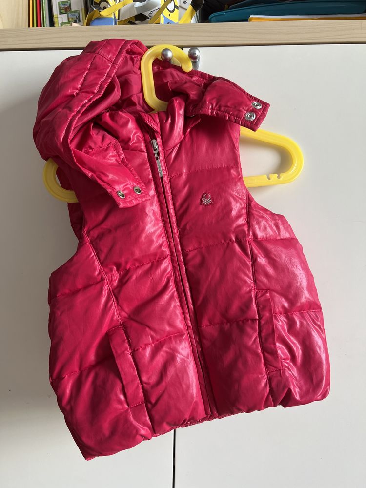 Зимняя жилетка пух/перо от Benetton на девочку, 86-92 см