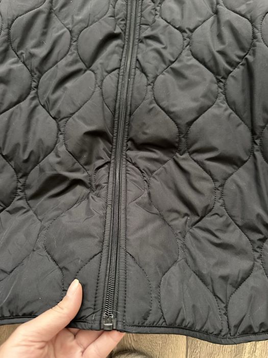 Демисезонная стеганая куртка чёрная женская