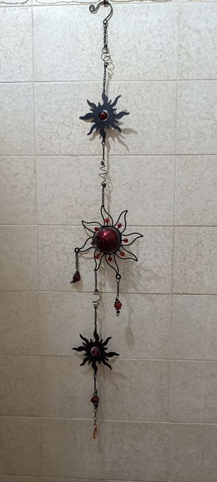 Apanhador de sonhos com enfeites em tons vermelhos