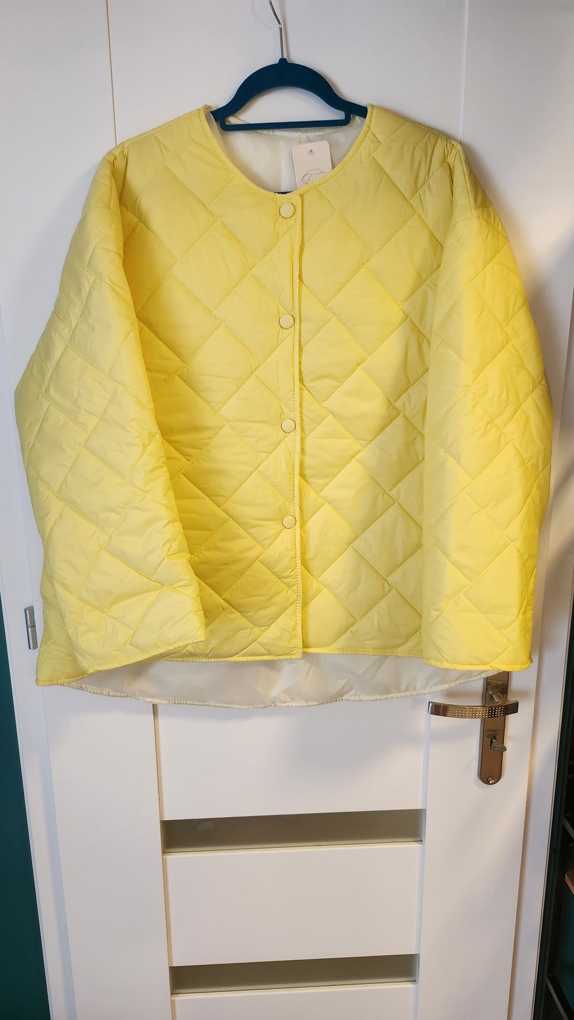 Świetna modna lekka pikowana pastelowa kurtka plus size Moda Italia