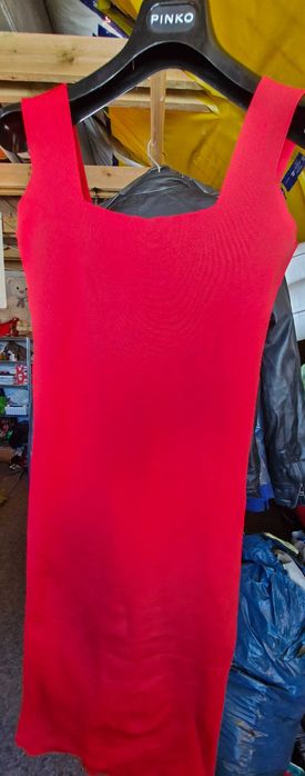 Prosta sukienka dopasowujaca sie do ciala