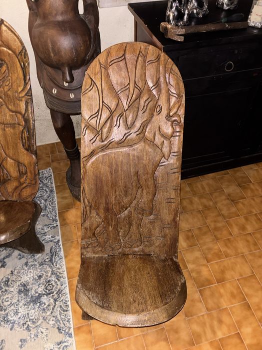 Cadeiras e estátua africanas para venda