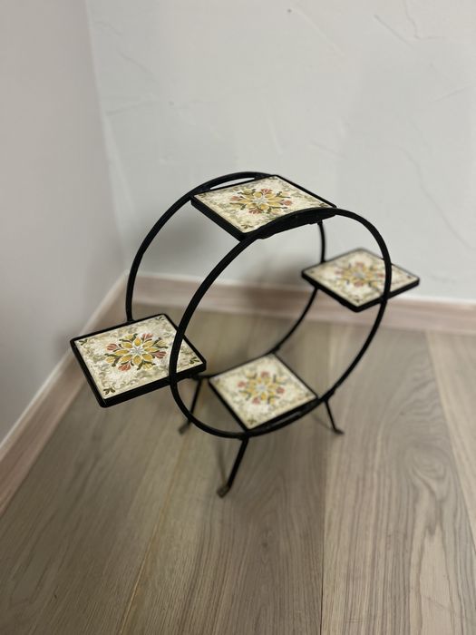 Kwietnik metalowy okragly z kafelkami . Stylowa ozdoba .