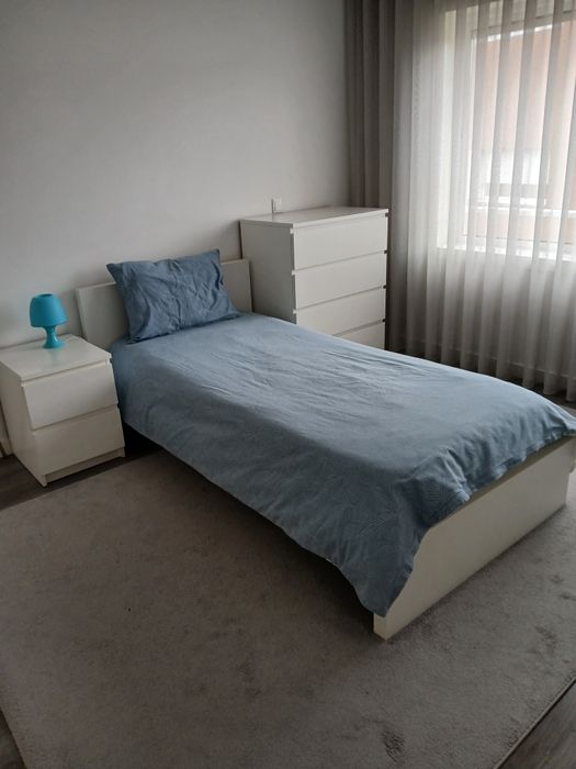 Cama com colchão, cómoda e mesa de cabeceira