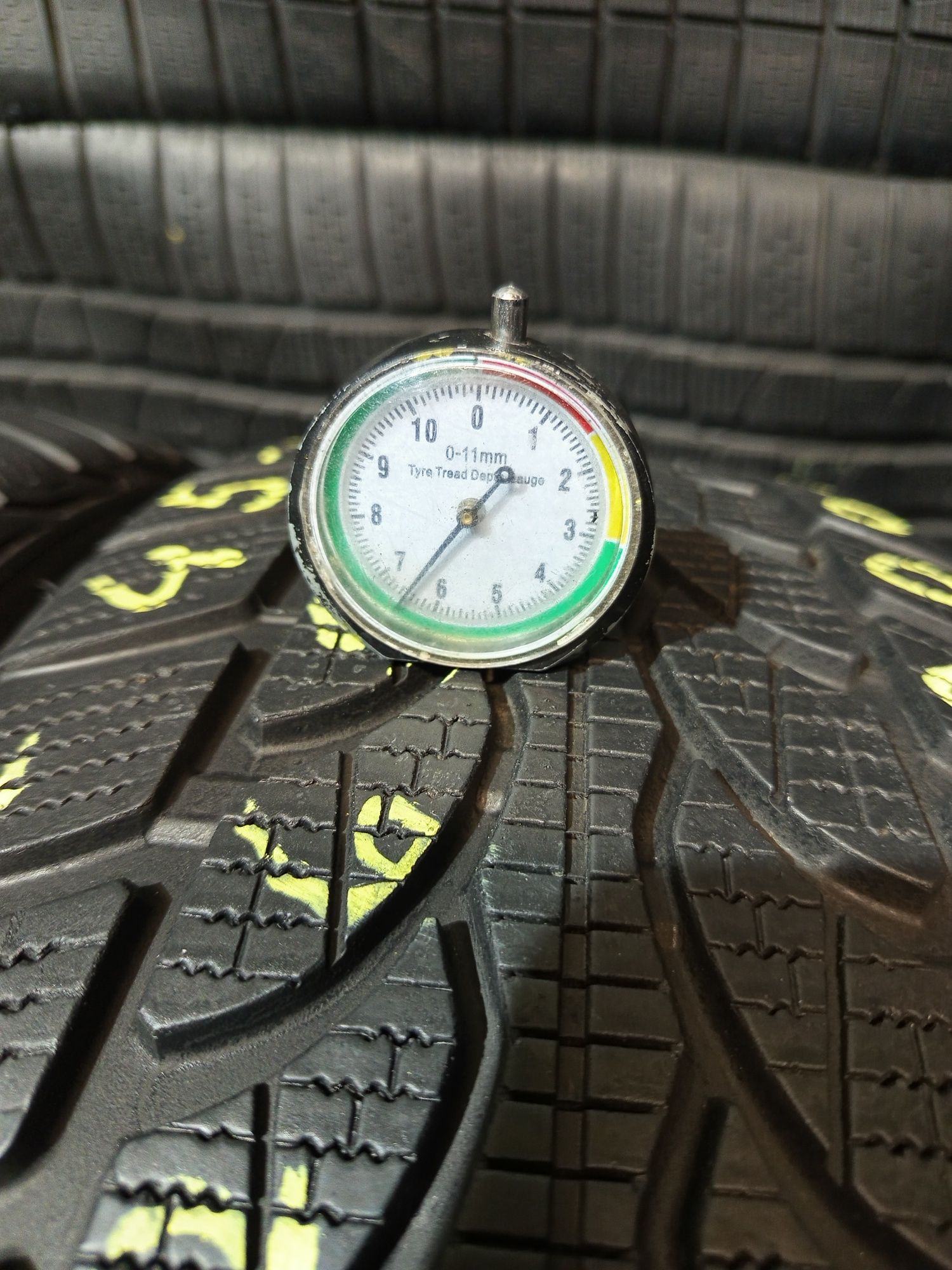 215/45R20 Bridgestone Blizzak LM-32