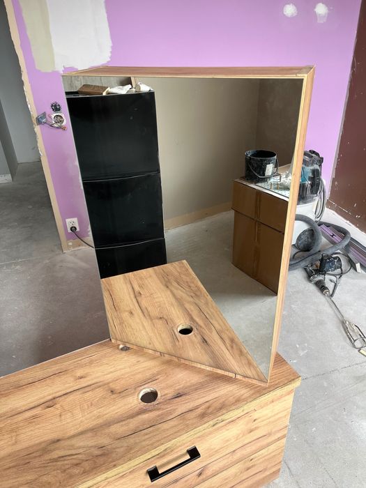 Szafka nad umywalke z lustrem