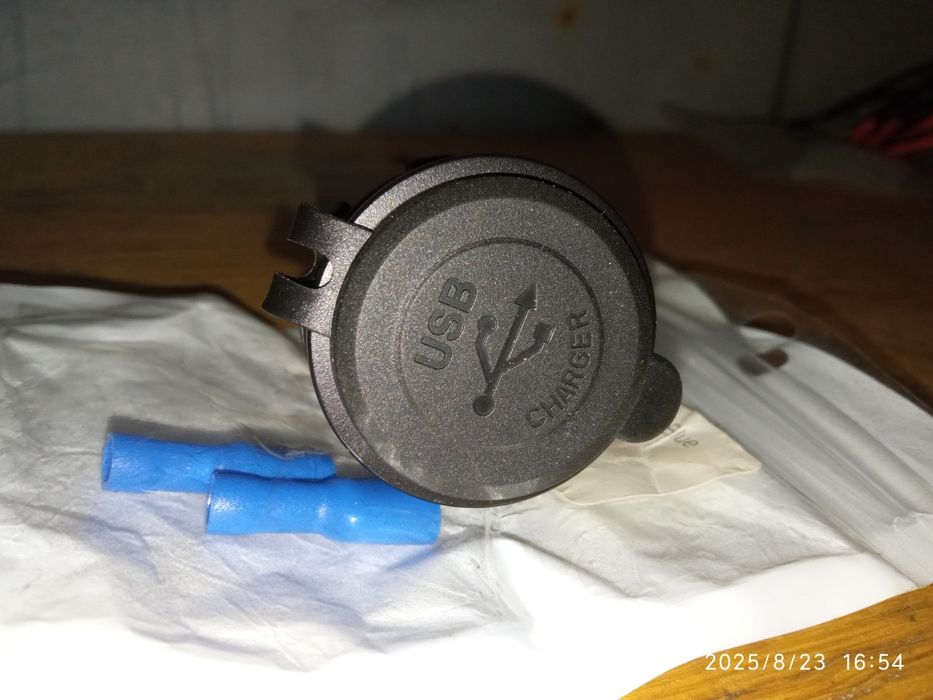Продам USB зарядка для автомобиля.