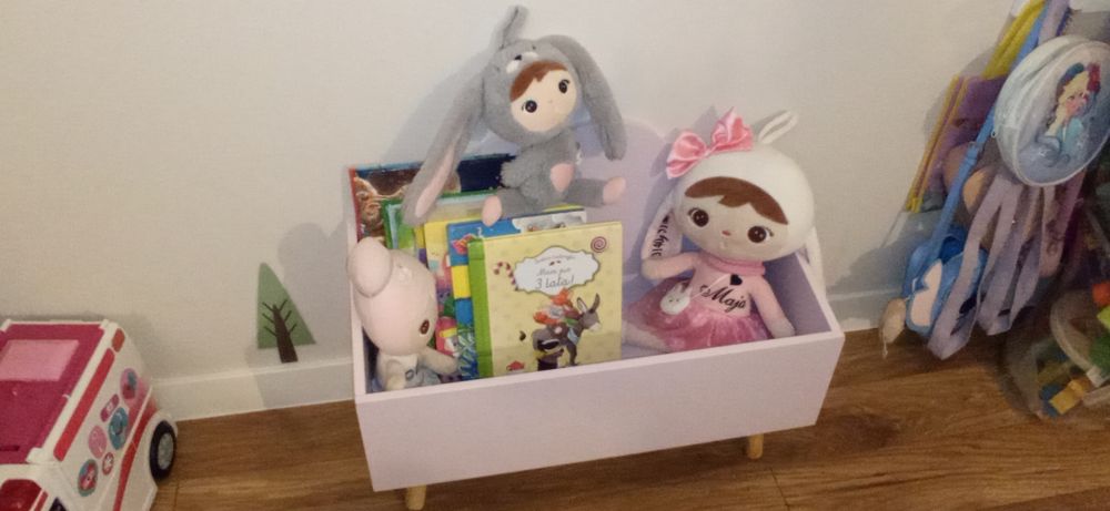 Półka na książki i zabawki