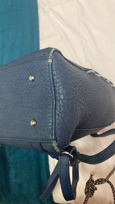 mochila azul escura