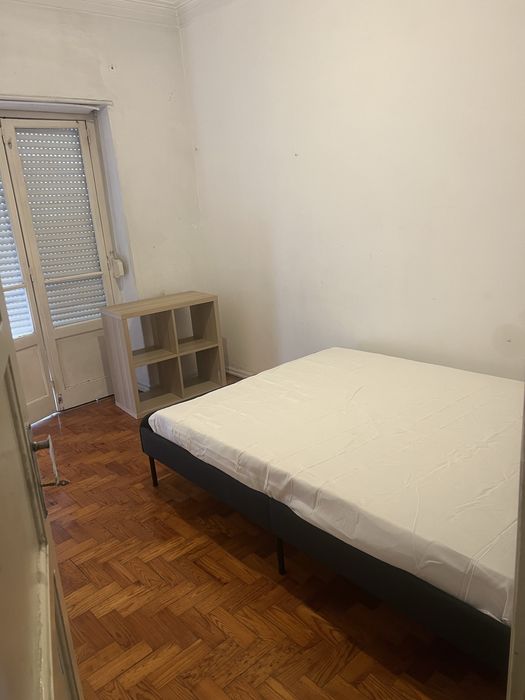 Aluga-se um quarto na Amadora este a 3 minutos da estação do metro