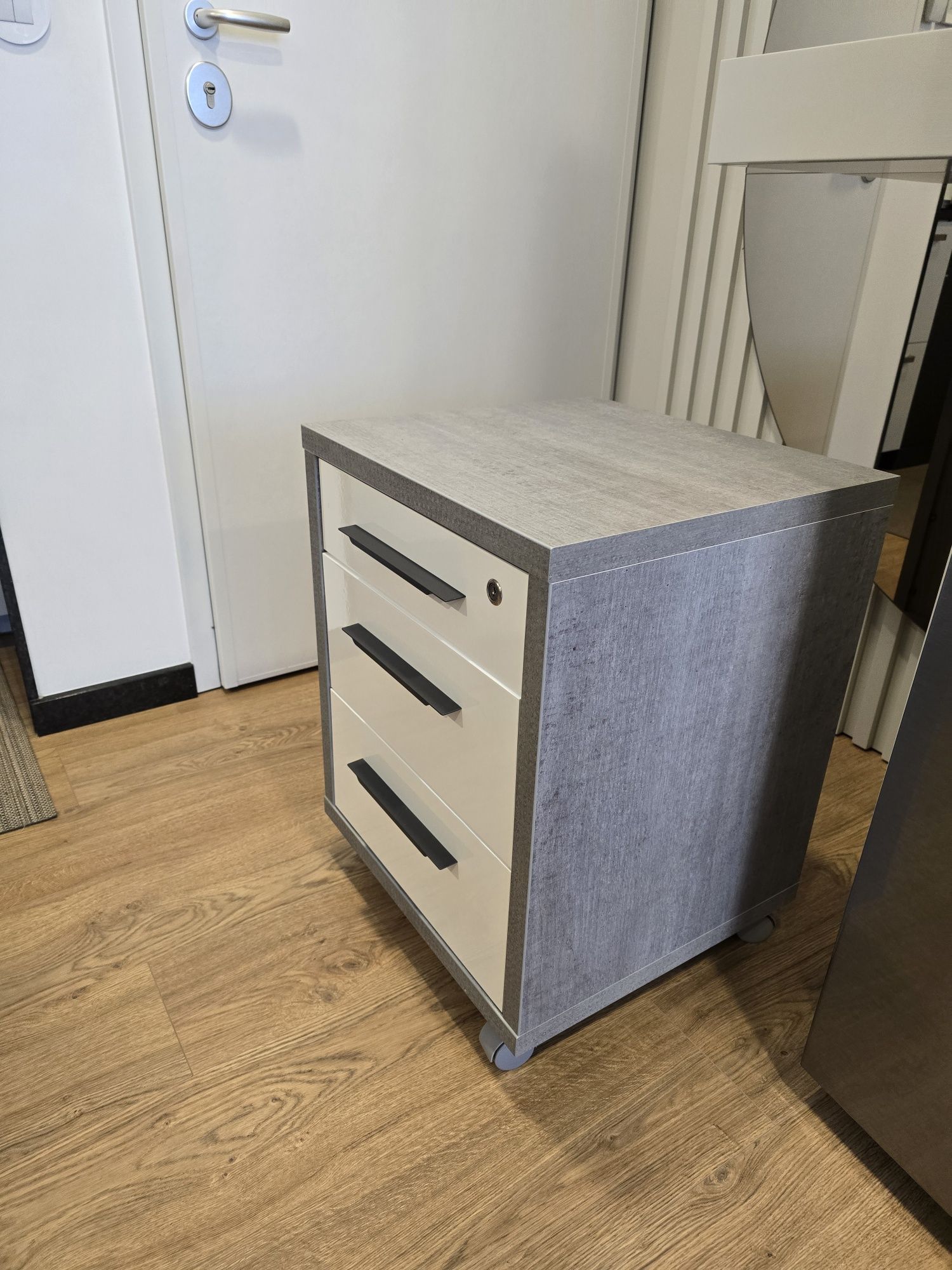 Móvel cinzento e branco com rodas