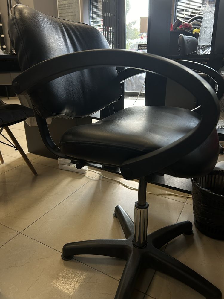Продам крісла для перукарів