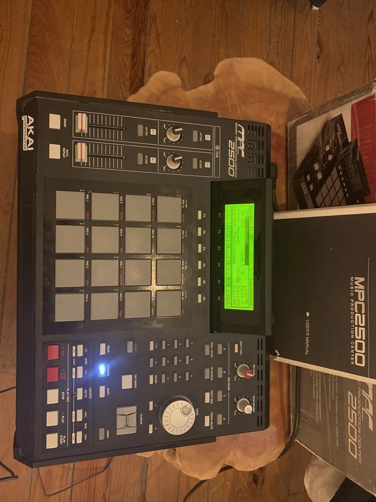 Akai mpc 2500 na caixa original ram max e HD interno