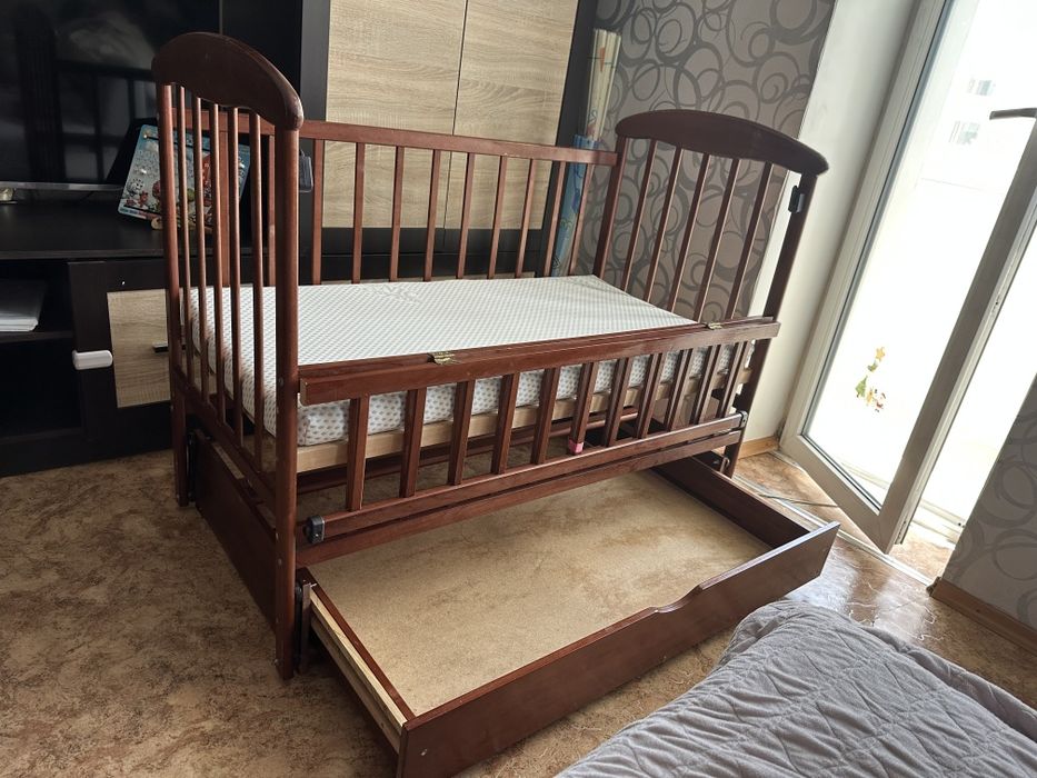 Дитяче ліжечко з маятником
