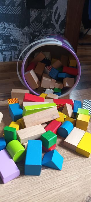 Drewniane klocki z pudełkiem