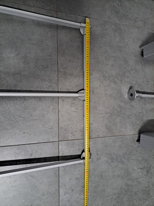 Wieszak opuszczany do szafy pantograf