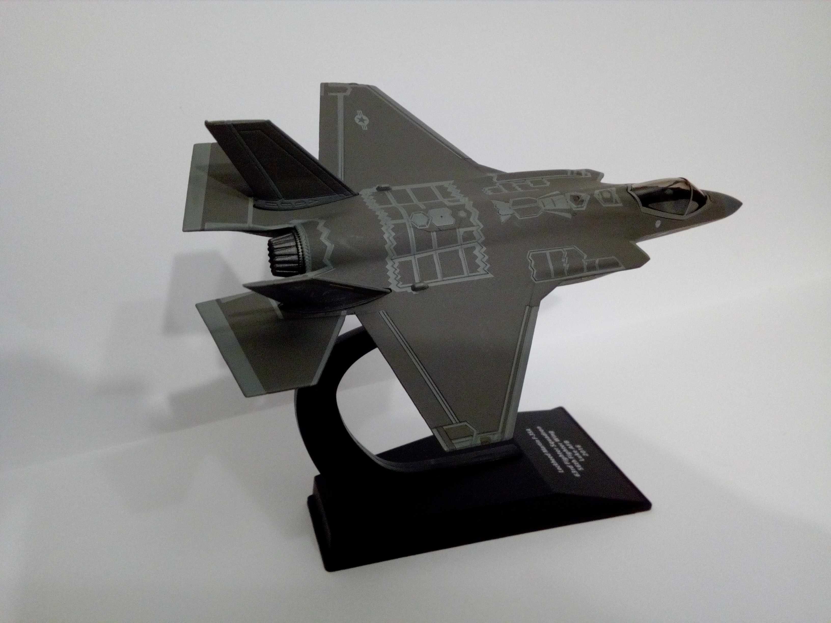Vendo avião F-35A e F-4E