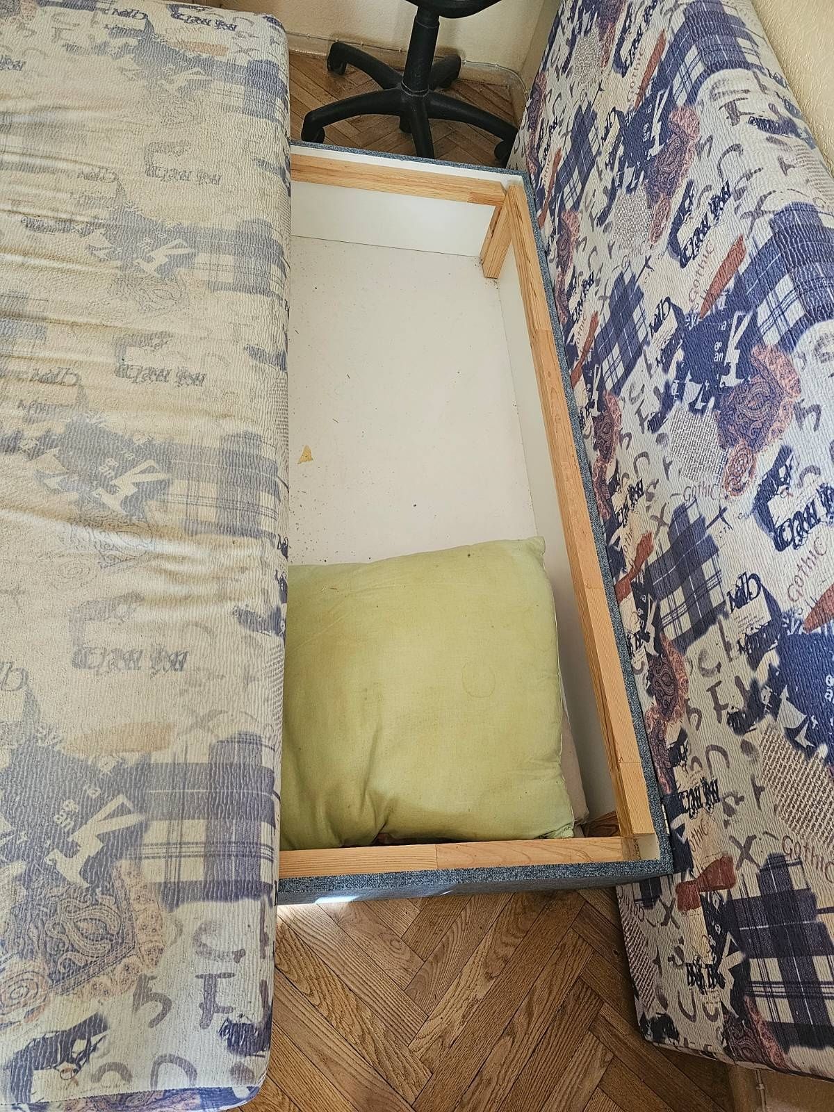 Диван розкладний з коробом для речей, подушками та підлокітниками