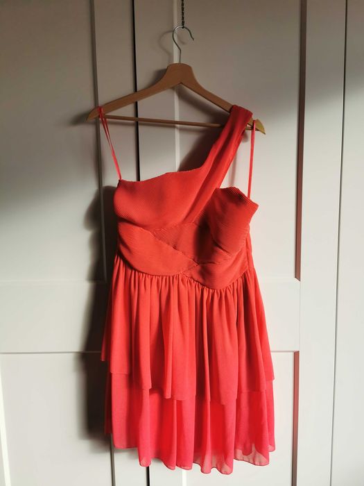 Sukienka koralowa na jedno ramię H&M r. 40 falbany wesele studniówka