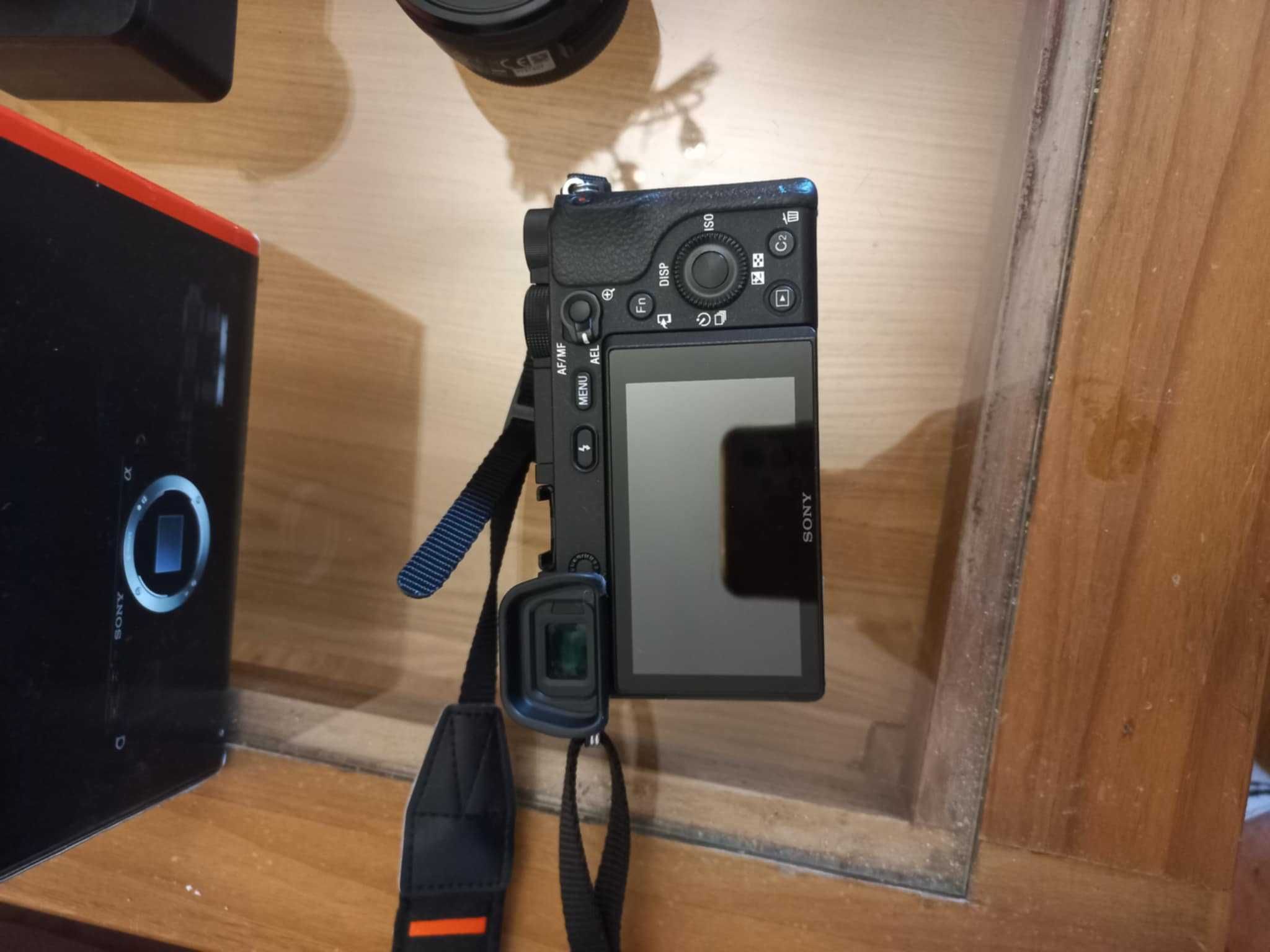 Sony A6300 z obiektywem i akcesoriami