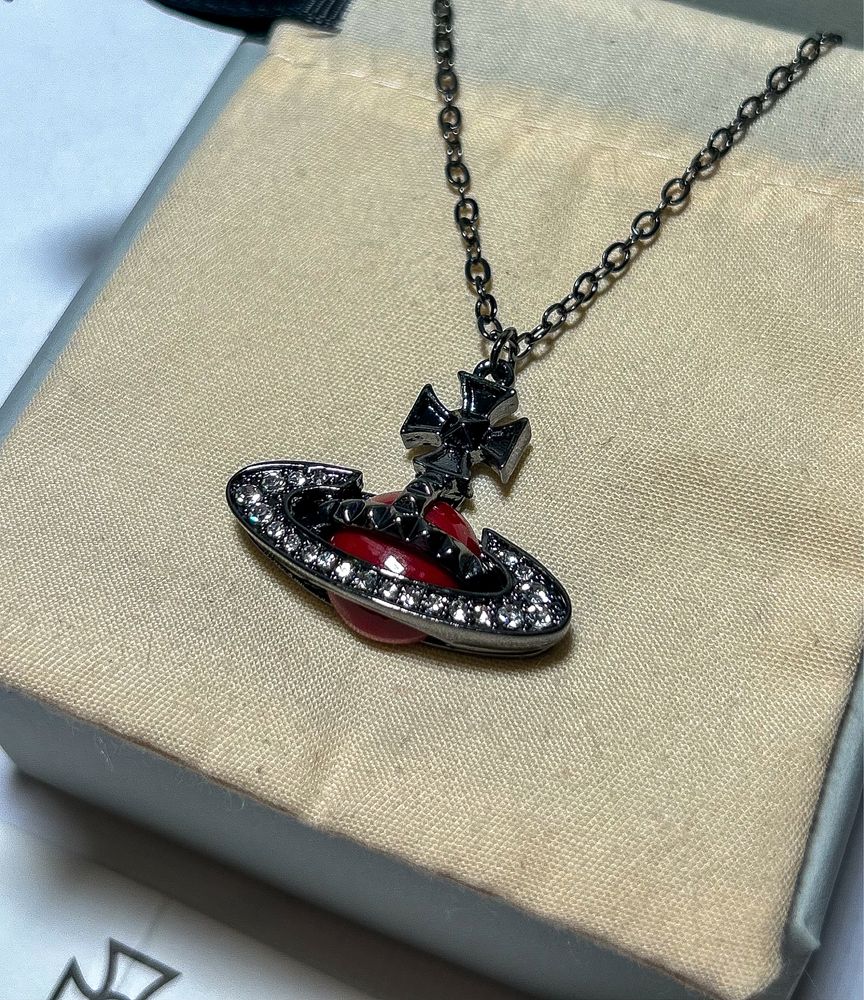 Підвіска Vivienne Westwood