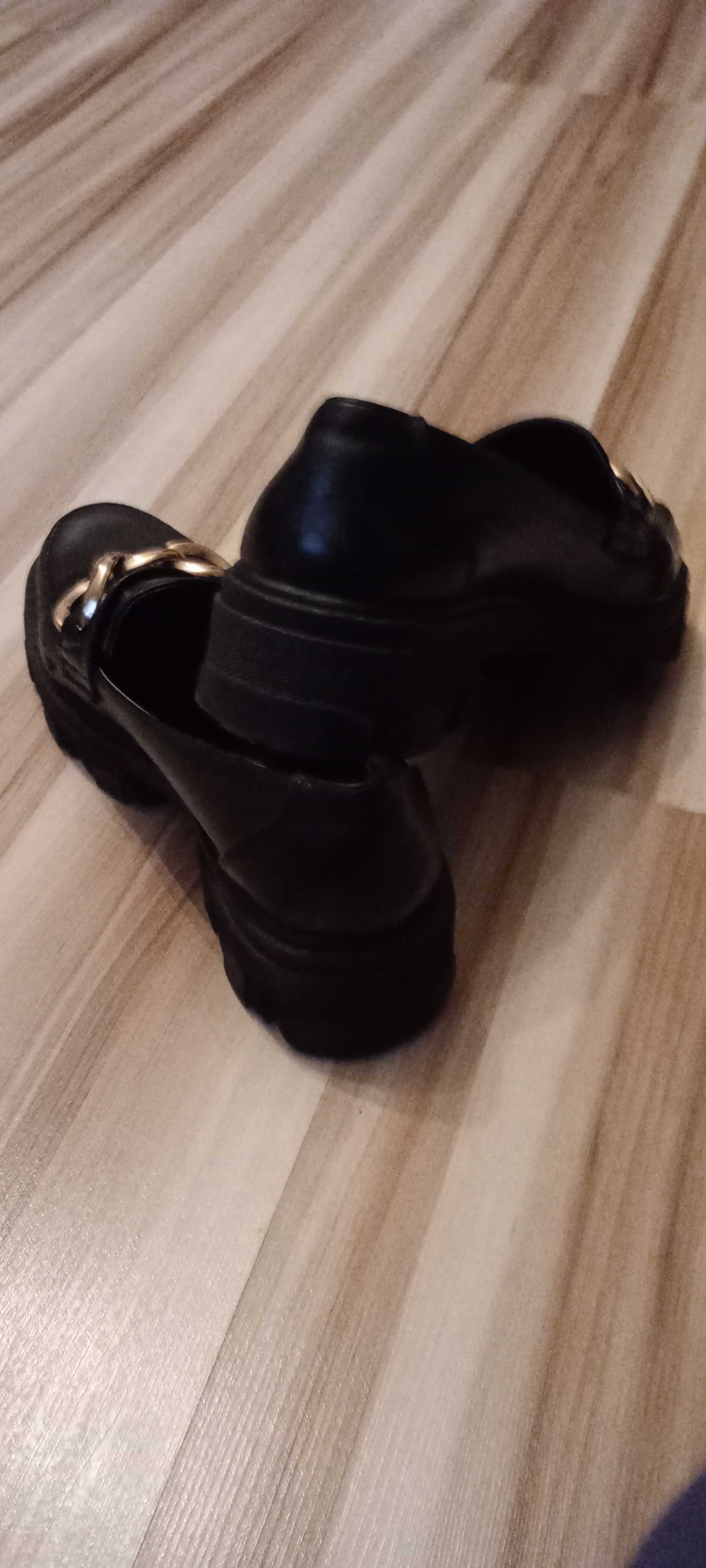 Buty trapery rozm 39 czarne z łańcuszkiem Shoaes