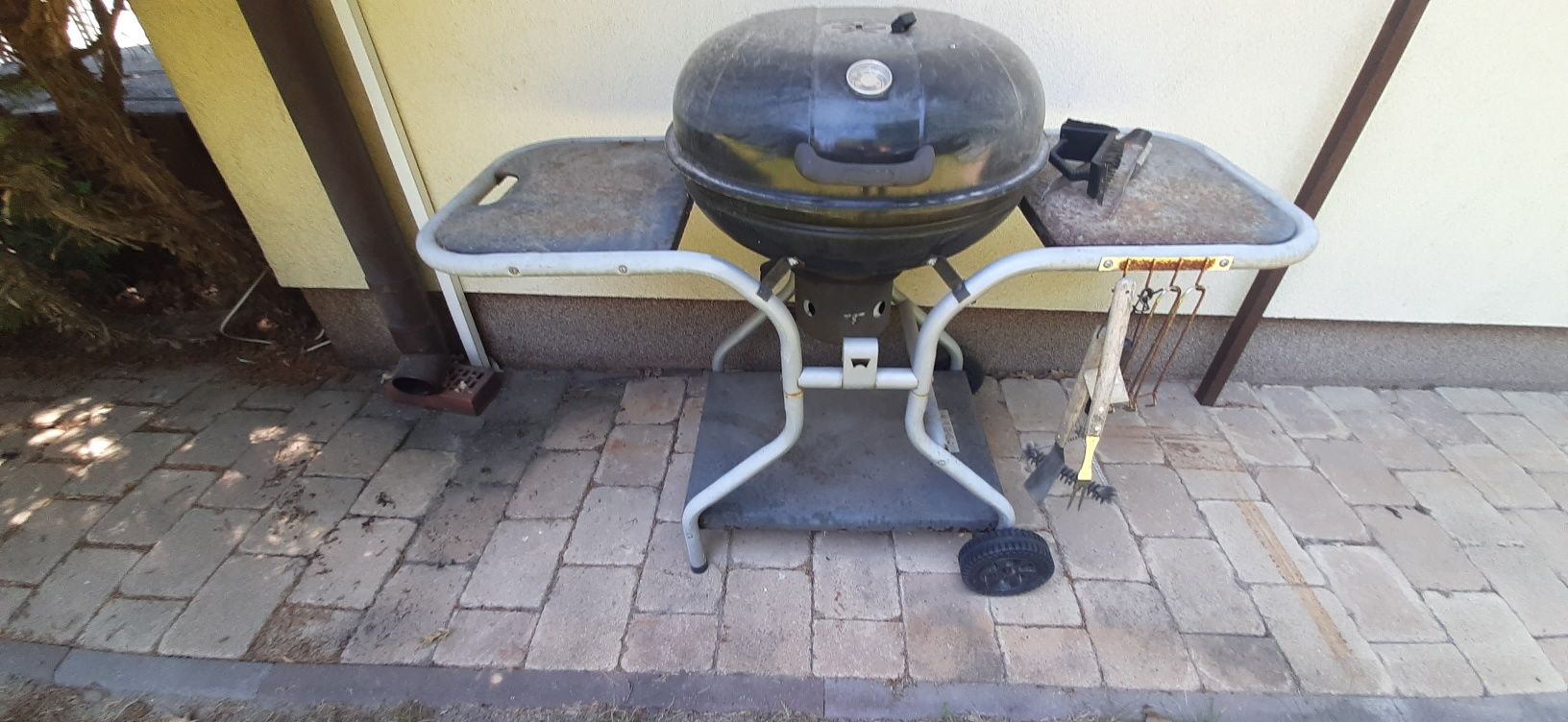 Grill ogrodowy, okrągły z półką