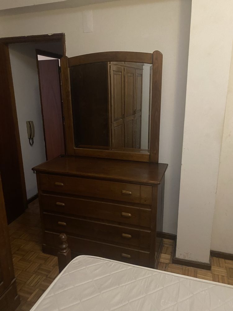 Mobilia de quarto completa em madeira