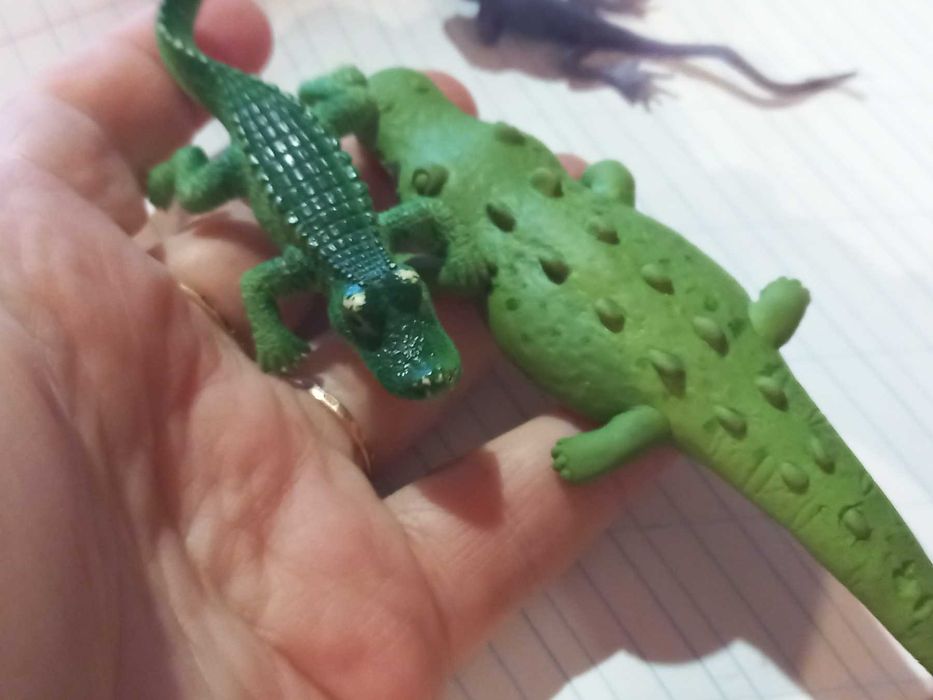 игрушка фигурка аллигатор пластик и резина тянется ящерица и крокодил