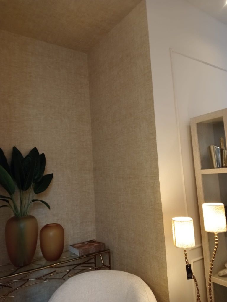 Aplicação papel de parede, painéis decorativos e vinil