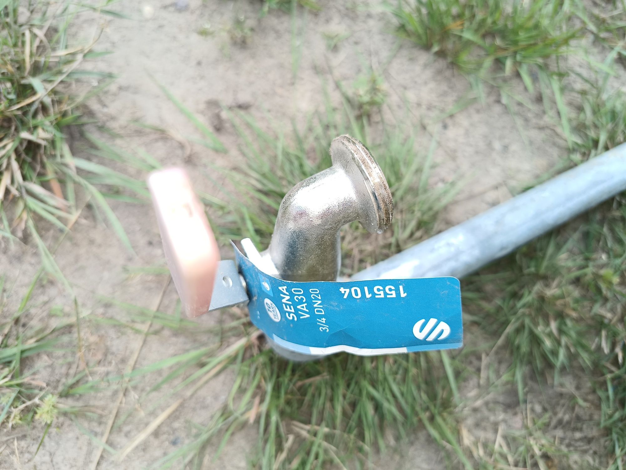 Kran, rura, narożnik aluminiowy z siatką