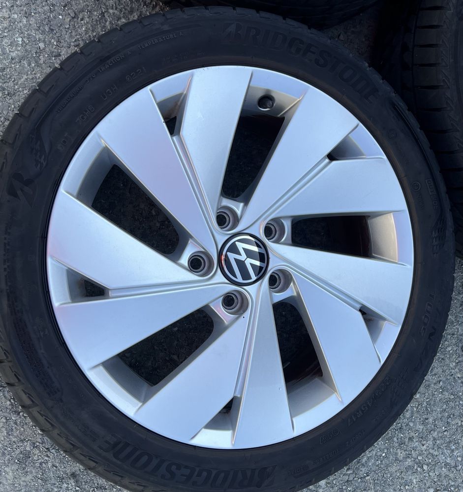 Oryginalne kola Volkwagen Golf 8 z oponami letnimi 225/45
