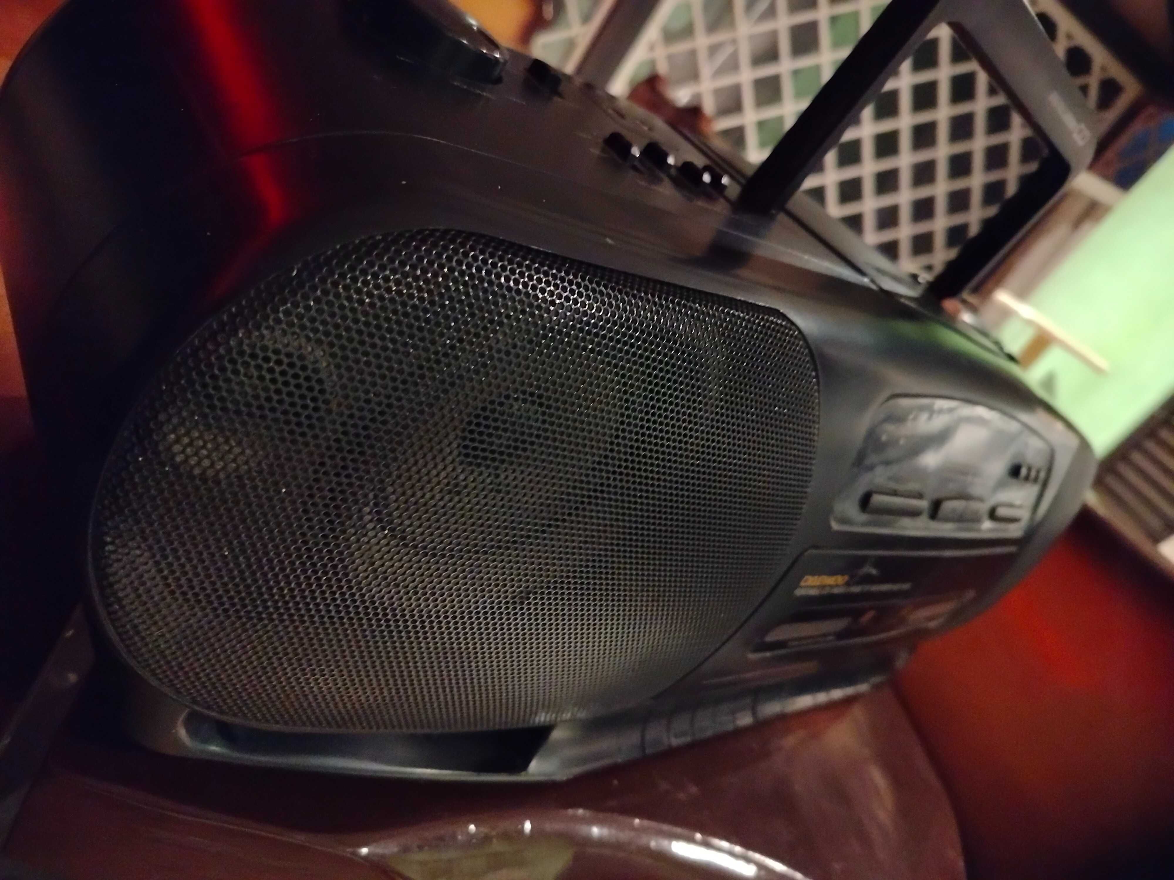 Daewoo. Głośno i dobrze odbiera radio FM. Pięknie czysto gra!