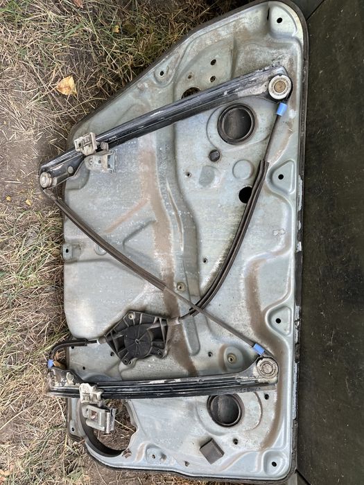 Фільонка права склопідйомника пасат б5 в зборі