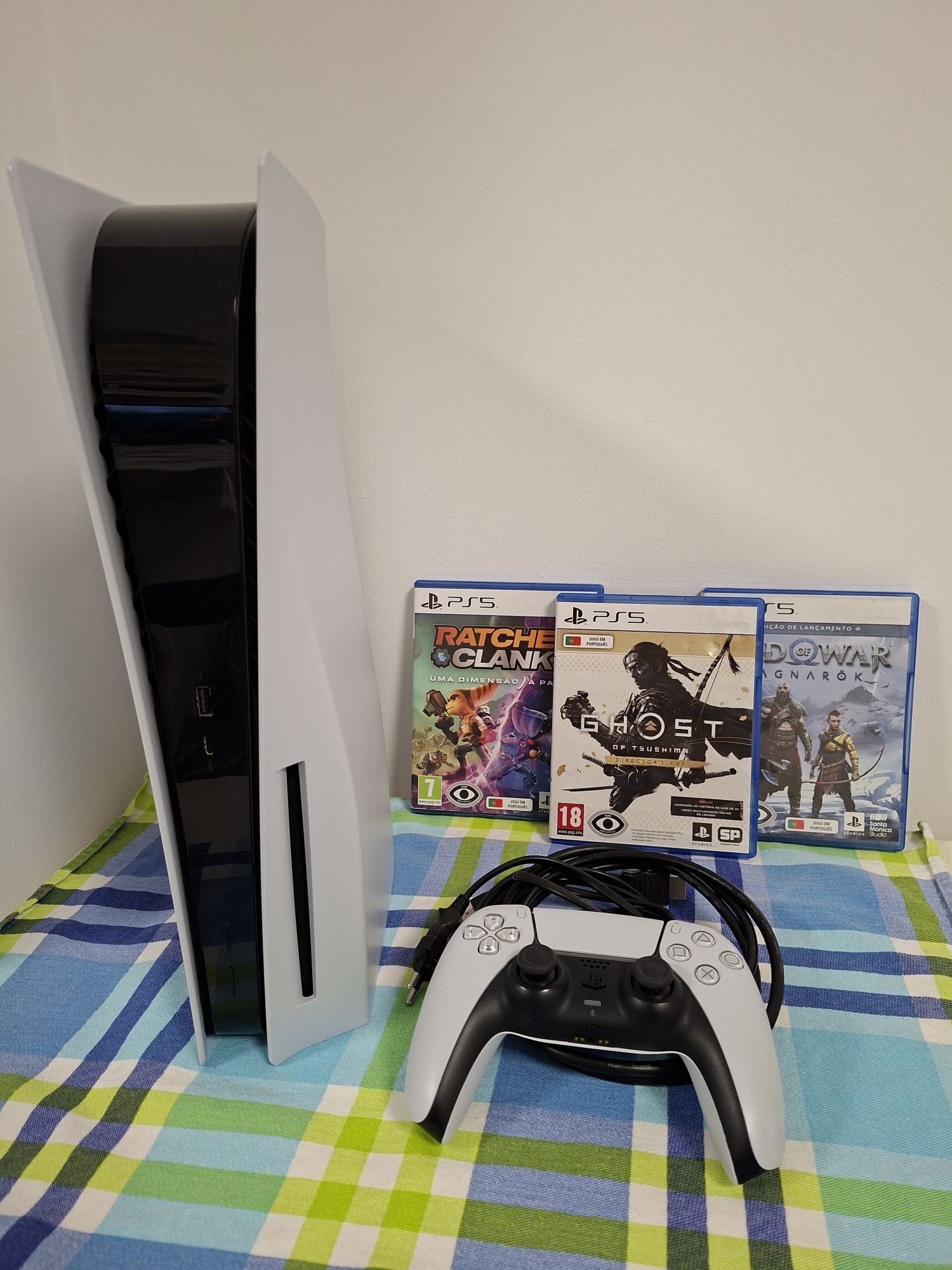 Vendo Play Station 5 C/Leitor Cds 1 comando + 3 Jogos