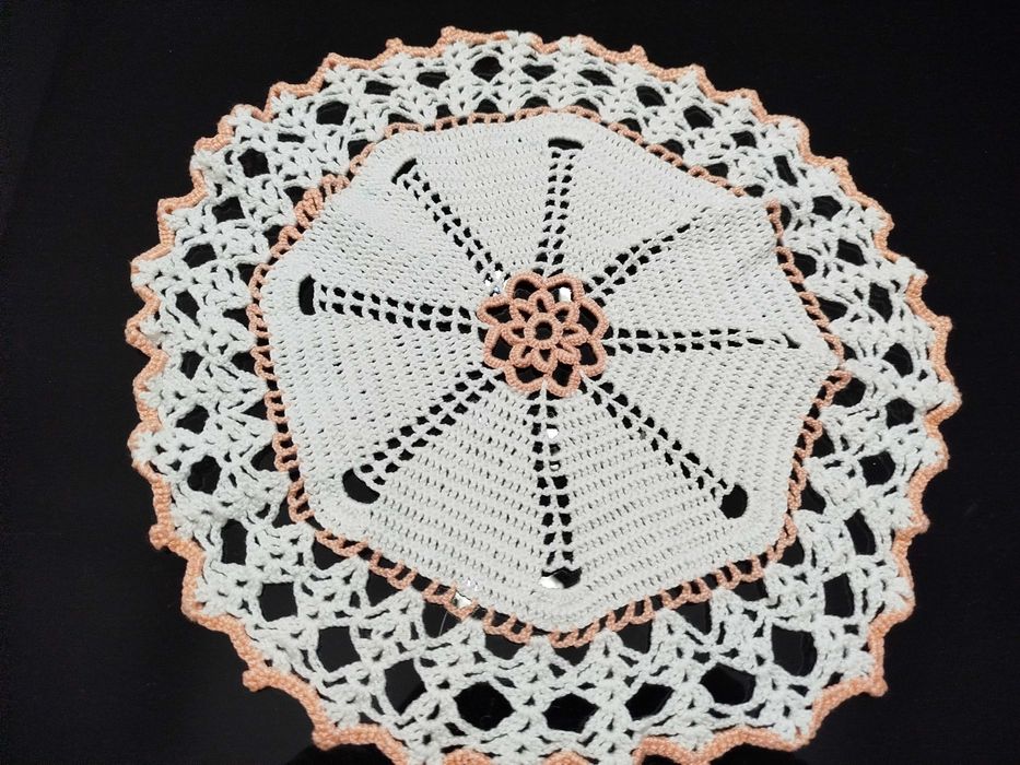 Conjunto de panos em tons de branco e laranja e salmão