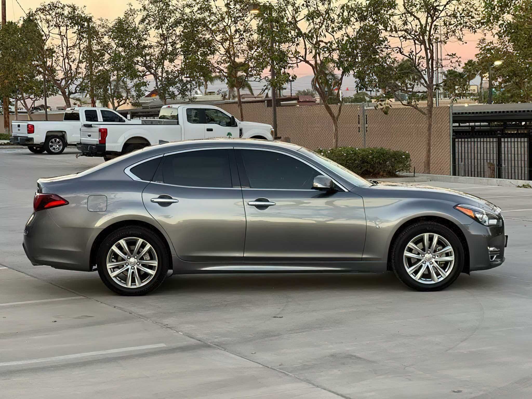 Infiniti Q70 Luxe 2018