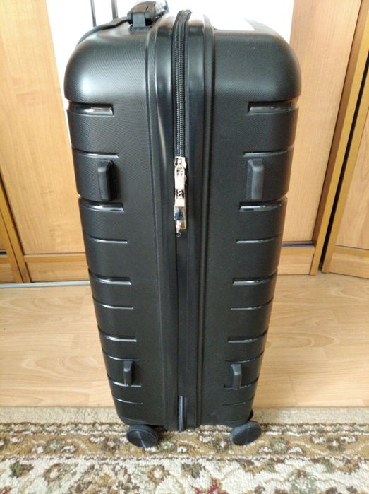 Walizka Puccini średnia czarna kółka szyfr wysuwana rączką 66-43-26